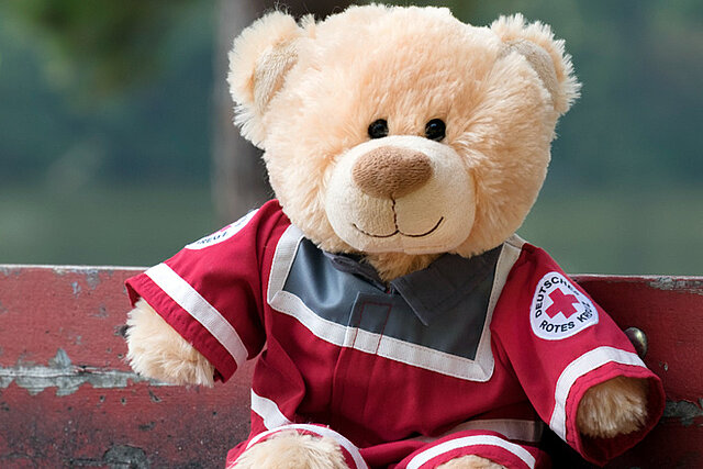 Foto: DRK-Teddy auf Parkbank