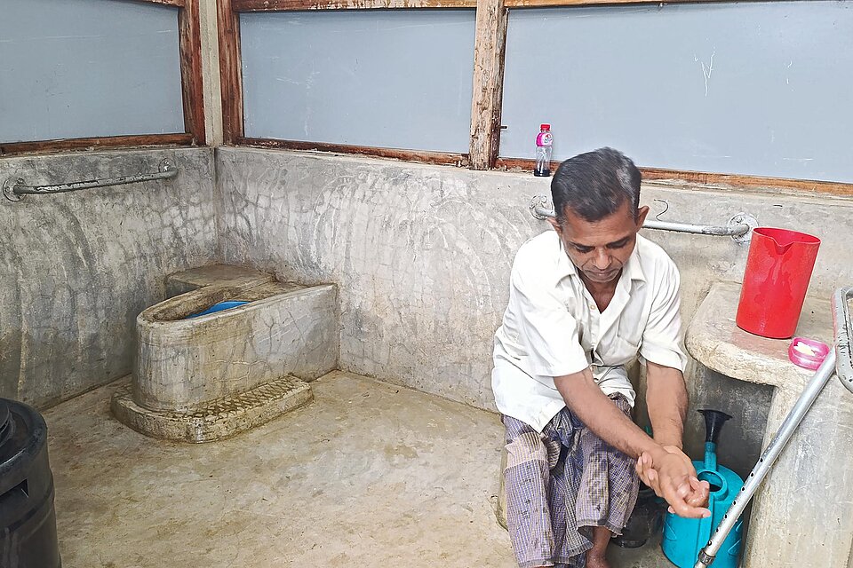 Mann in Latrinengebäude