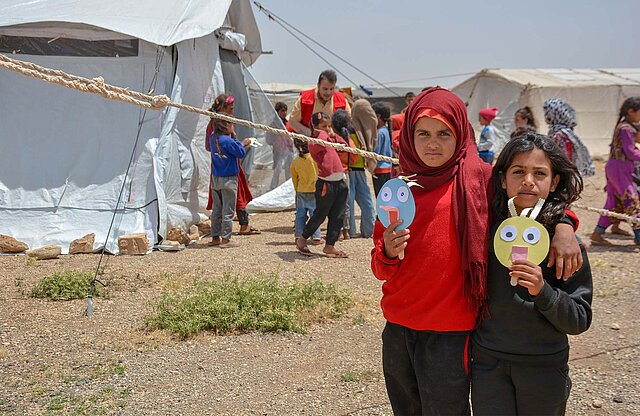 Zwei Mädchen in einem Flüchtlingslager in Syrien