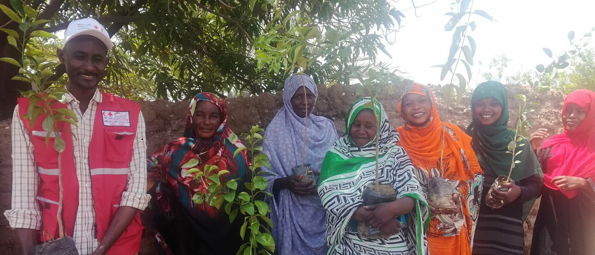 Frauen im Sudan mit Rotkreuz-Helfer 
