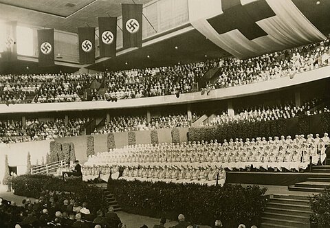 Feierliche Vereidigung von DRK-Angehörigen in der Deutschlandhalle in Berlin, 1940 (DRK)