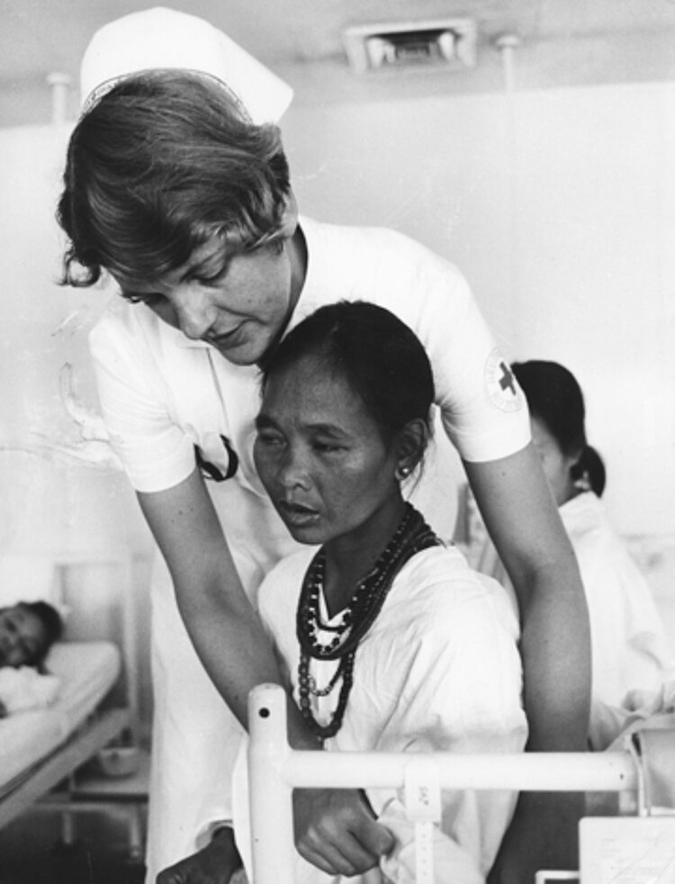 Krankenschwester Ite Totzki mit einer Patientin (DRK)