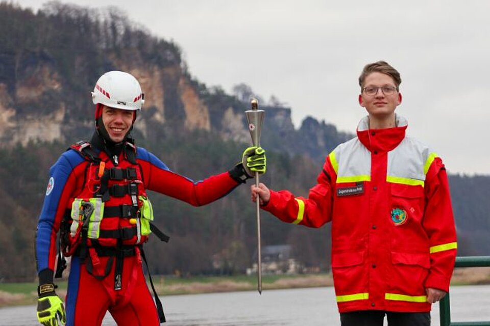 Ehrenamtliche des KV Pirna mit der DRK-Fackel