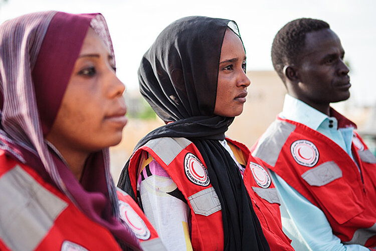 Freiwillige Frauen und Mann im Sudan bei Meeting