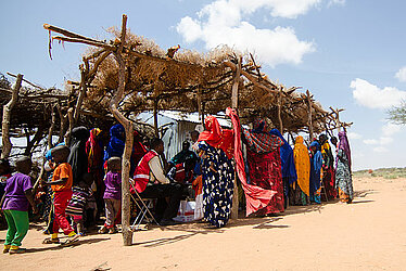 Foto: Somalische Familien unter einem Sonnenschutz