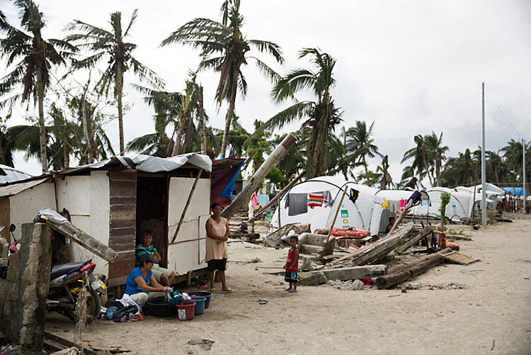 Zelte am Strand als Notunterkünfte auf den Philippinen