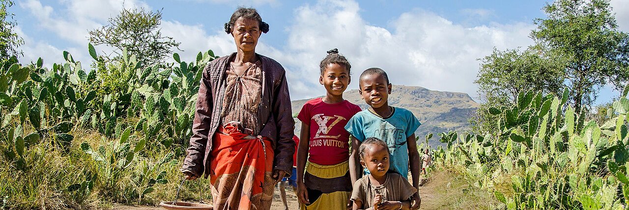 Madagassin mit ihren drei Kindern