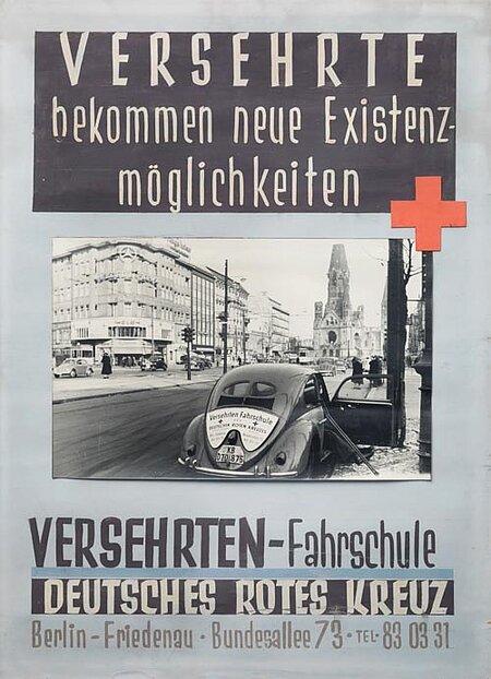 Mit solchen Plakaten wies das Rote Kreuz in West-Berlin auf die Fahrschule für Kriegsversehrte hin, Rotkreuz-Museum Berlin e.V. (Reproduktion: Jörg F. Müller / DRK)