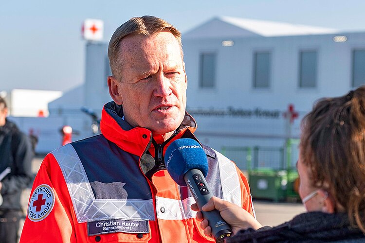 Christian Reuter im Interview mit Reporterin