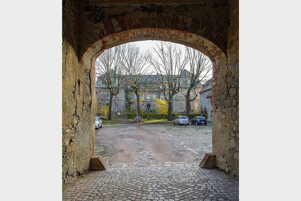 Blick auf Schloss durch Tor