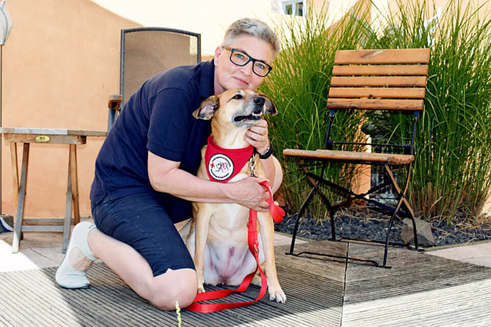 Foto: DRK-Ehrenamtliche mit ihrem Therapiehund