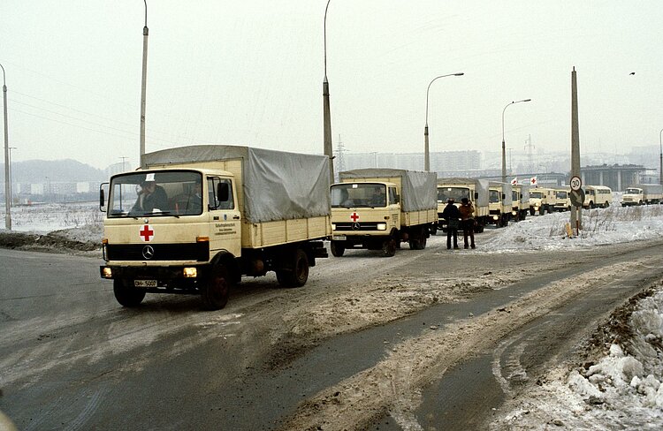 Ein Konvoi mit Hilfsgütern des DRK erreicht Sopot im Januar 1982 (Thierry Gassmann / IKRK)