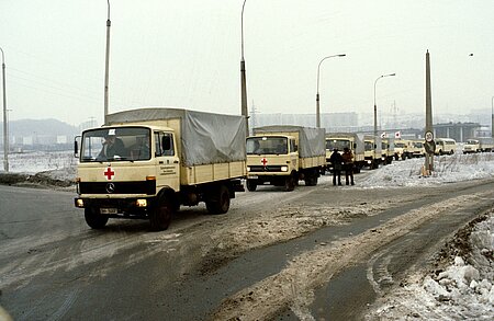 Ein Konvoi mit Hilfsgütern des DRK erreicht Sopot im Januar 1982 (Thierry Gassmann / IKRK)