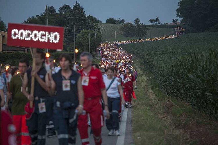 Fackelzug von Rotkreuzhelfern aus verschiedenen Nationen von Solferino nach Castiglione im Andenken an die Schlacht von Solferino (Jörg F. Müller / DRK)