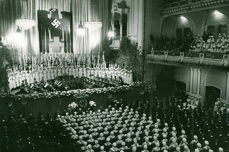 Mit Menschen gefüllte opulente Konzerthalle