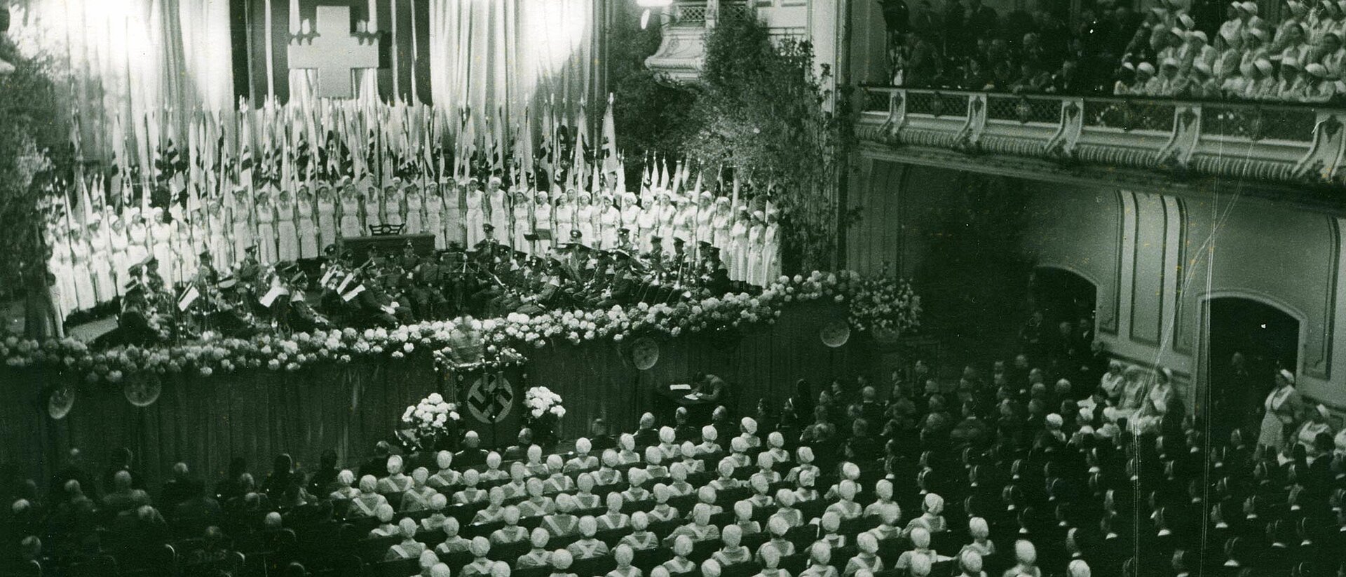 Mit Menschen gefüllte opulente Konzerthalle