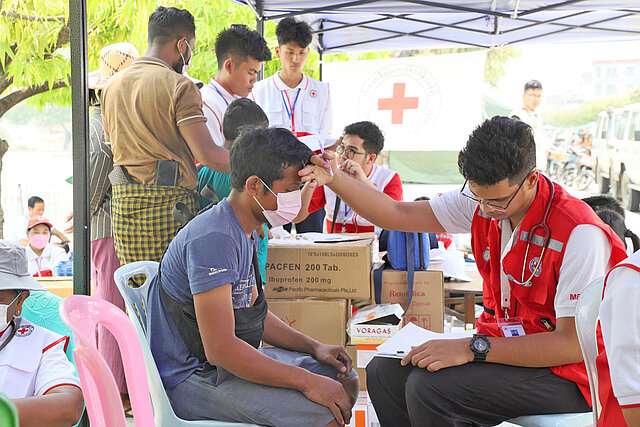 Patient erhält medizinische Hilfe in mobiler Gesundheitsstation in Myanmar 