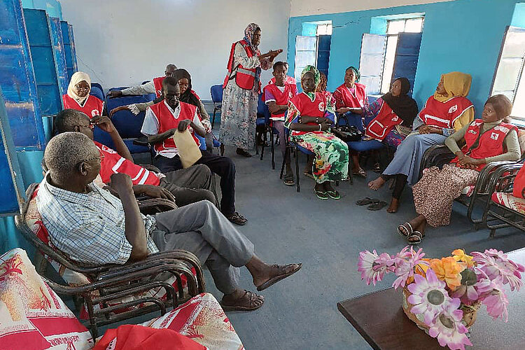 Gruppe von Freiwilligen im Stuhlkreis im Südsudan