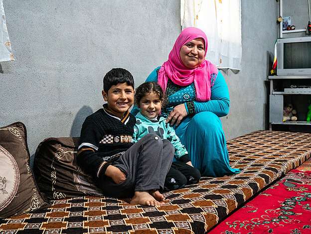 Mutter mit zwei Kindern im Irak