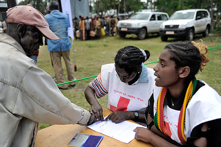 Äthiopier registriert sich mit Fingerabdruck bei Rotkreuz-Helferinnen 