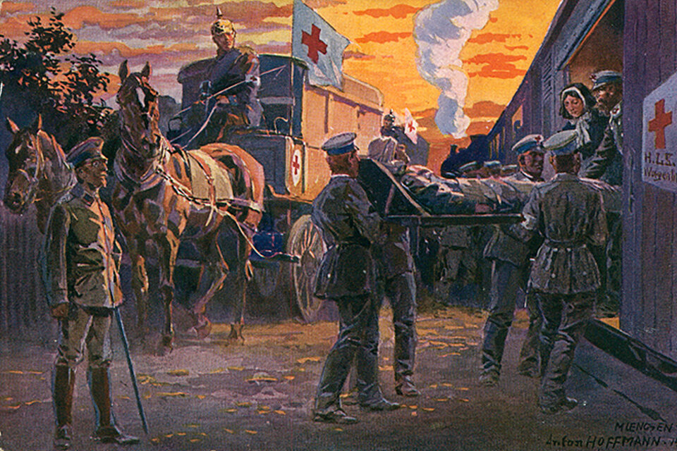 Historische Postkarte mit Lazarettzug bei Sonnenuntergang