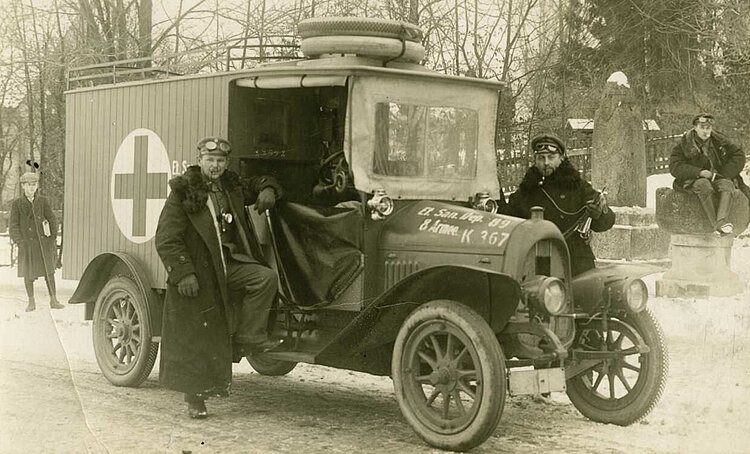 Motorisierter Krankenwagen und Heeressanitäter im Ersten Weltkrieg in Darkehmen / Ostpreussen (DRK)