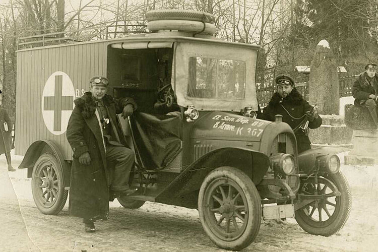 Motorisierter Krankenwagen und Heeressanitäter im Ersten Weltkrieg in Darkehmen / Ostpreussen (DRK)