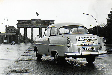 Einer der umgebauten Wagen vor dem Brandenburger Tot (Rotkreuz-Museum Berlin e.V.)