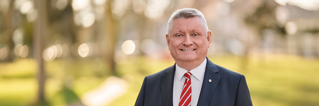 Ein Portrait von Hermann Gröhe im Freien