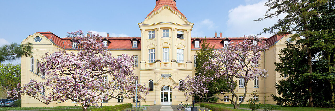 Deutsches Rotes Kreuz DRK, Gebaeude / Architektur / Immobilien, DRK Generalsekretariat Berlin Lichterfelde, Aussenansichten, Rittberg-Haus, Mittelrisalit, Jugendstil, Turm, Aussenansicht, Eingang