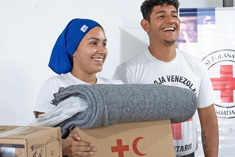 Team des Venezolanischen Rote Kreuzes mit Hilfsgütern 