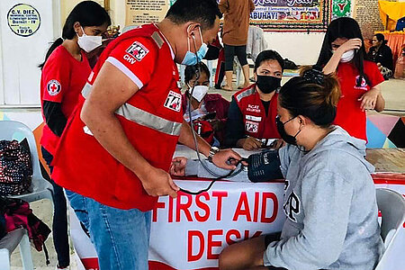 Rotkreuzfreiwillige leisten Erste Hilfe auf den Philippinen