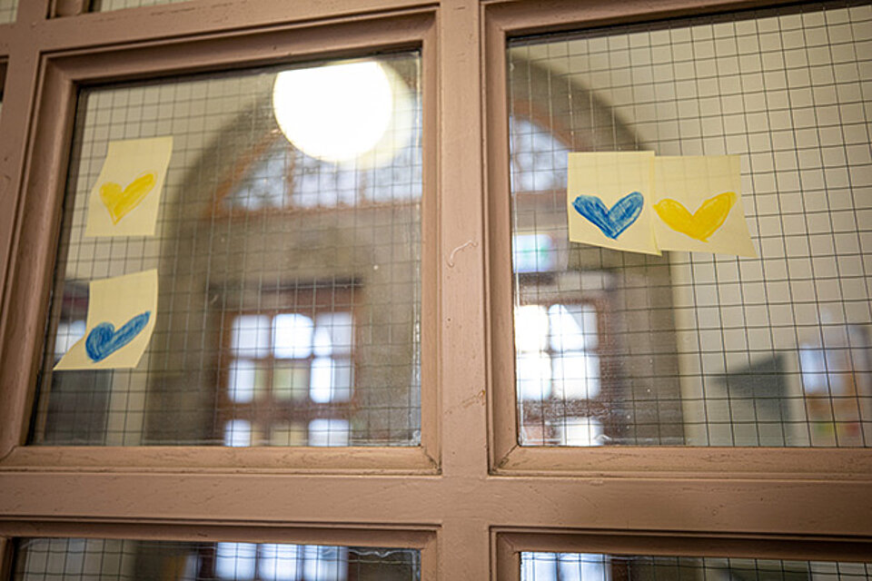 Gelbe und blaue Herzen auf Post-its