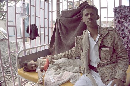 Vater am Krankenbett seiner an Cholera erkrankten Tochter