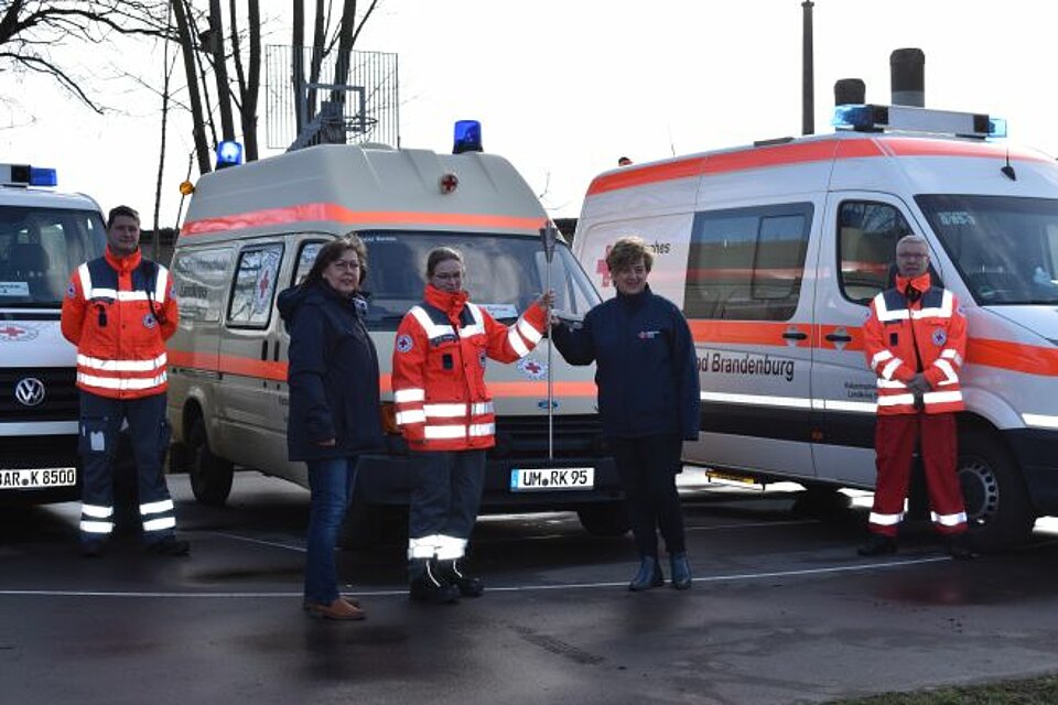 Übergabe der Fackel am 23. Februar 2022 vorm Jugendkulturzentrum Kulti an den KV Uckermark