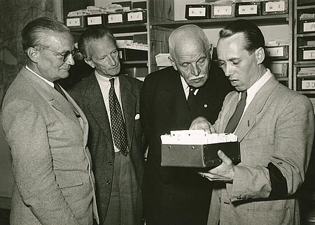 Generalsekretär Walther Georg Hartmann, bis 1945 Leiter des Amtes Auslandsdienst, und Präsident Otto Gessler informieren sich über die Arbeit des Suchdienstes, 1950er Jahre (Hans Müller / DRK) 