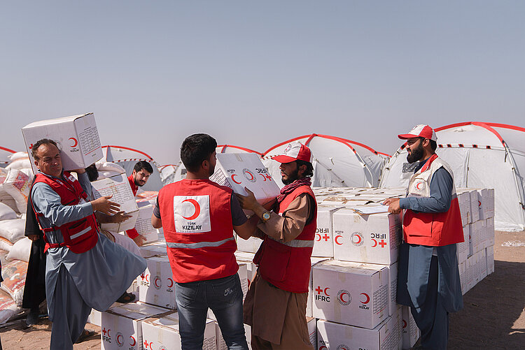 Mitarbeiter des Roten Halbmondes bei der Verteilung von Hilfsgütern  