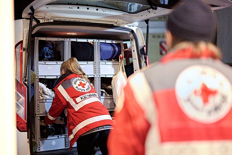 Hilfsgüter für Obdachlose im Kofferraumes eines Einsatzfahrzeugs