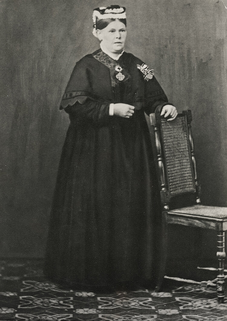 Vorsteherin oder Oberwärterin in Dienstrobe, um 1870 (DRK)