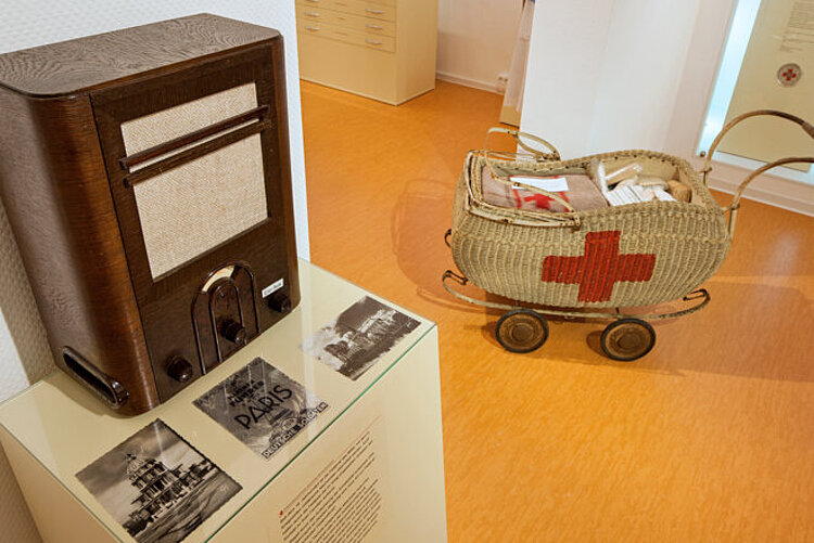 Armes Deutschland: Mit diesem umfunktionierten Kinderwagen transportierte eine niedersächsische Rotkreuzhelferin in der Nachkriegszeit Hilfsgüter, Rotkreuz-Museum Luckenwalde (Jörg F. Müller / DRK)