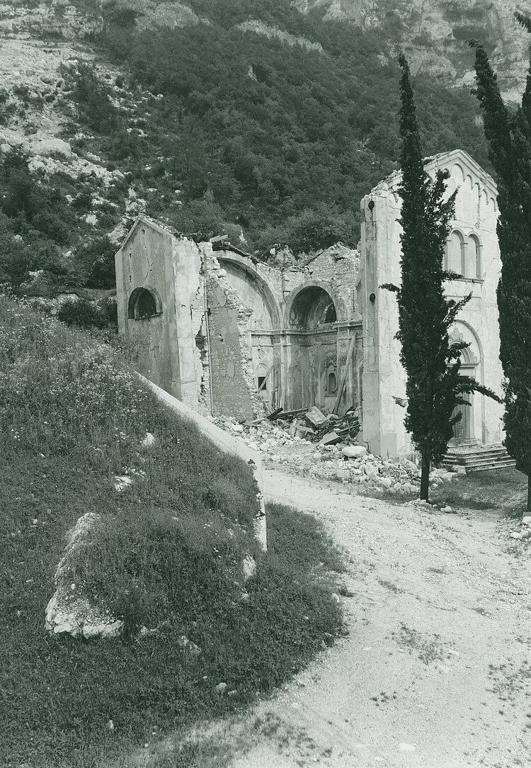 Eine zerstörte Kirche an einem Berghang in der Region Friaul (DRK)