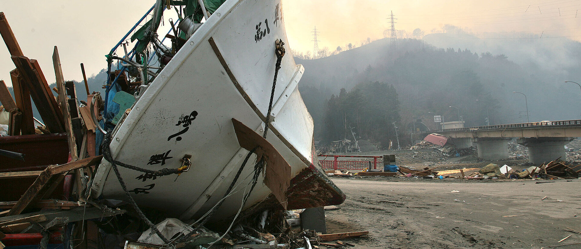 An Land gespültes Schiff und Trümmer