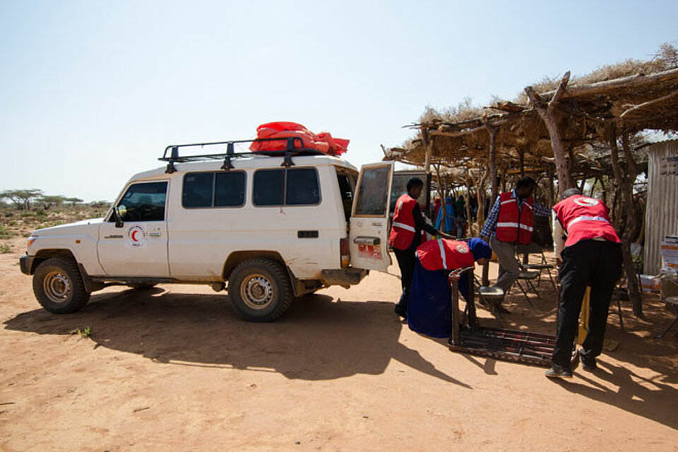 Foto: Rothalbmond-Transporter und Helfer in Somalia