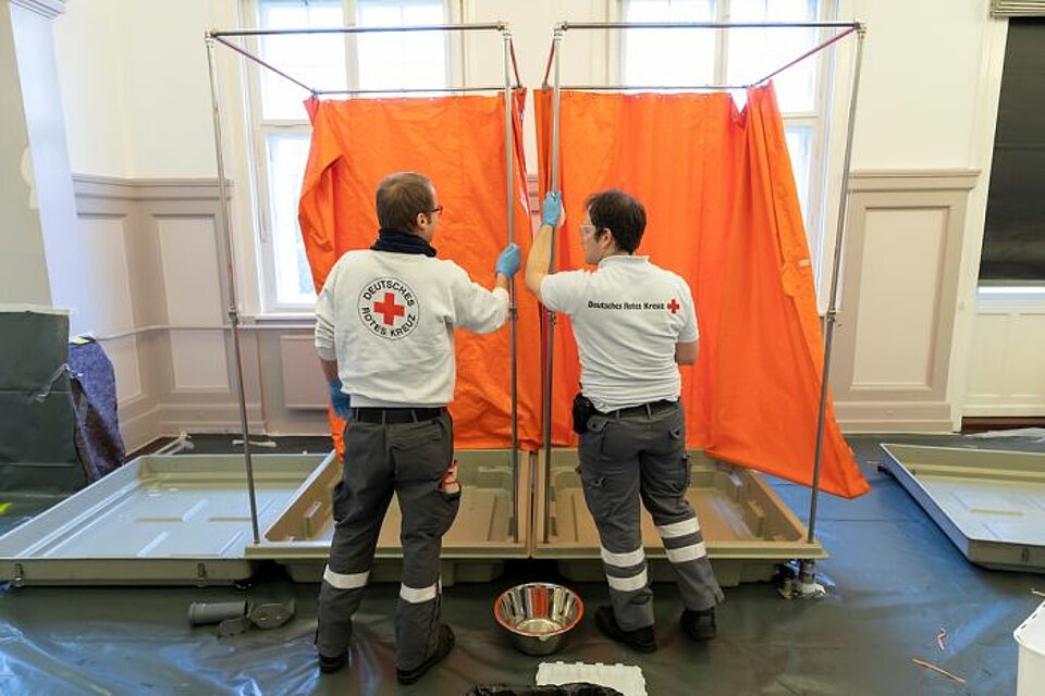 DRK Helfer bauen die Quarantäne-Station in Berlin-Köpenick ab