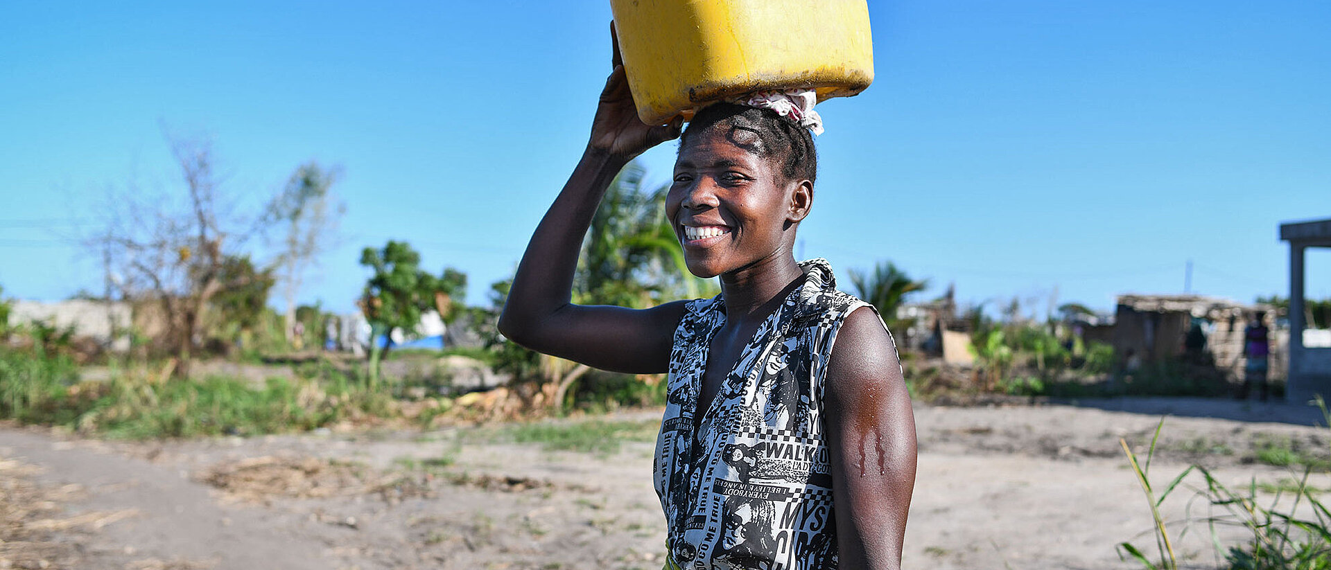 Frau in Mosambik mit Wasserkanister