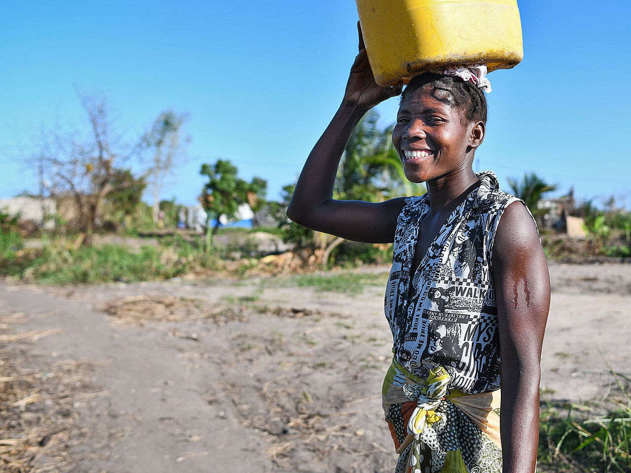Frau in Mosambik mit Wasserkanister