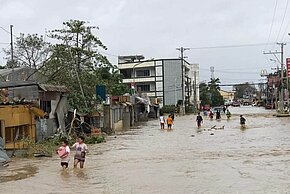 Taifun Rai ist am 16.12.2021 mit einer Windgeschwindigkeit von 195 Kilometern pro Stunde auf die Philippinen getroffen. Der heftige Wirbelsturm traf die Inseln Bohol, Siargao, Mindanao sowie die Dinagat-Inseln und kostete über 200 Menschen das Leben. Über 50 Menschen werden noch vermisst.