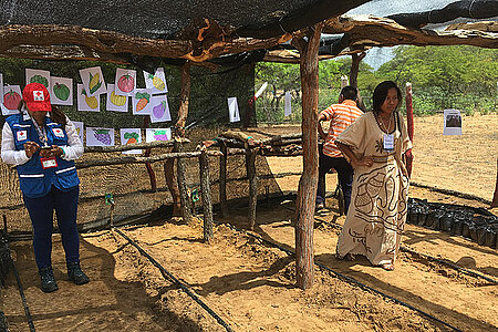 Mitarbeiter des Kloumbianischen roten Kreuzes schulen Menschen in Guajira auf dem Modellbauernhof. 