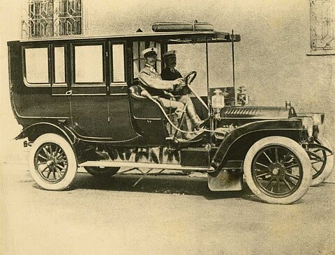 Sanitäts-Automobil des Roten Kreuzes in Deutschland, um 1910 (DRK)