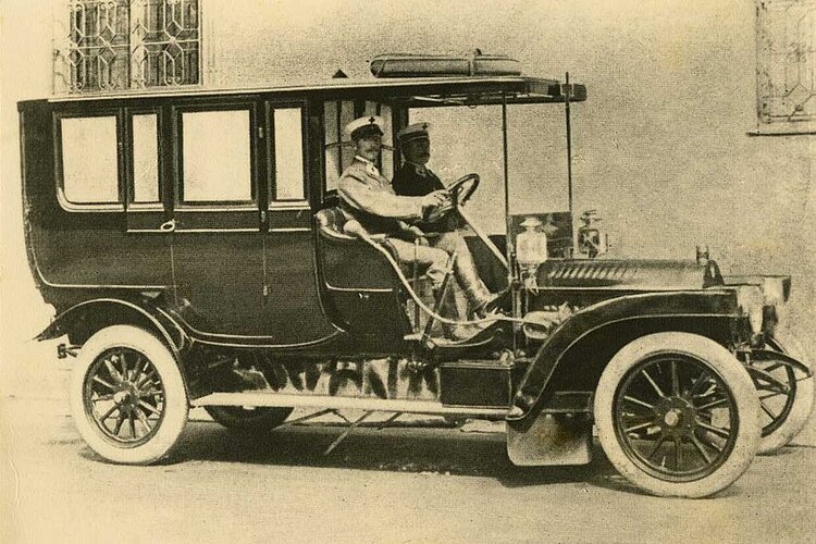 Sanitäts-Automobil des Roten Kreuzes in Deutschland, um 1910 (DRK)